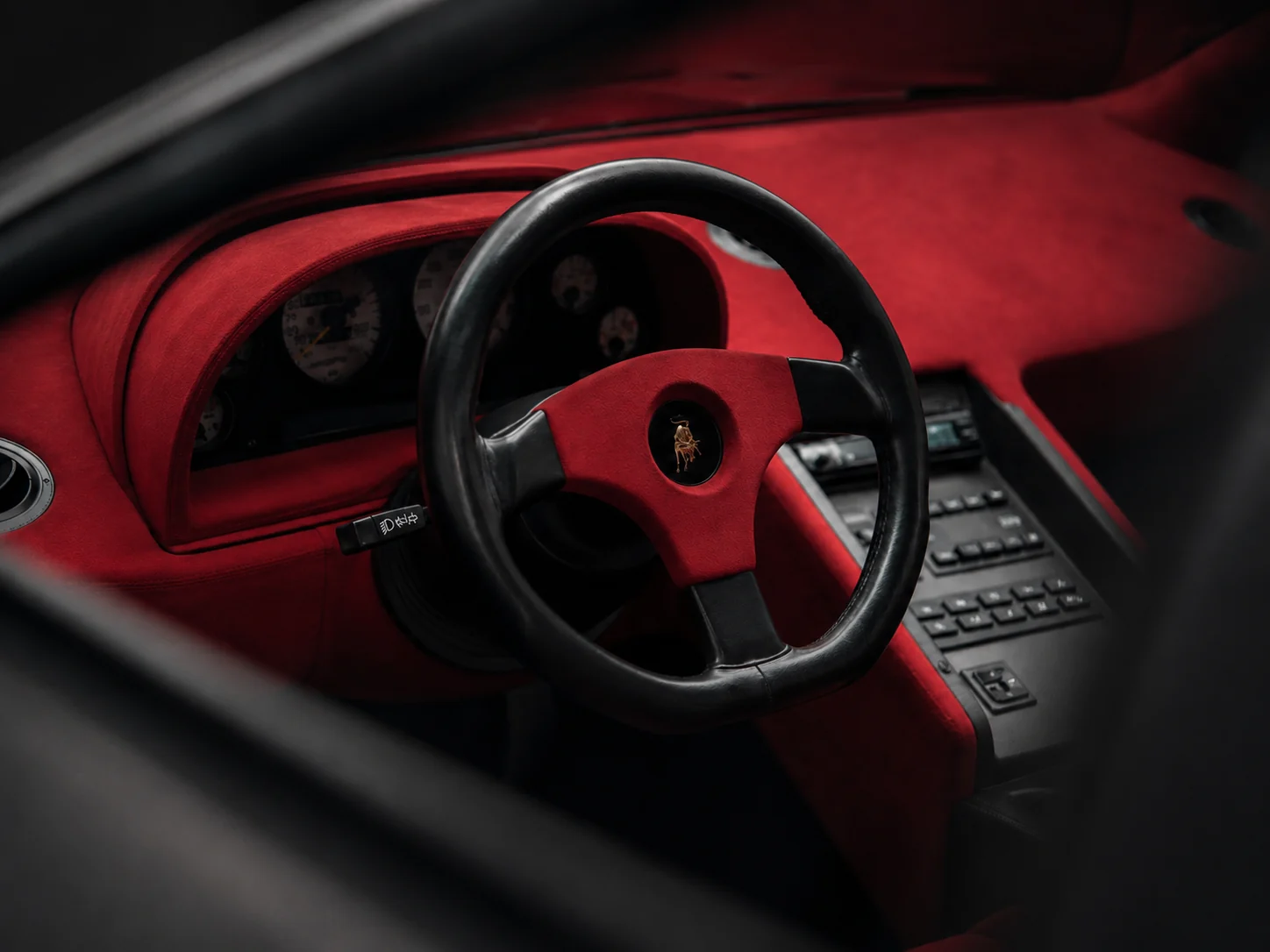Diablo SE30 steering wheel centre carrying the 350 GT horn badge